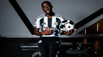 صفقة دراماتيكية.. نيوكاسل يضم يوان ويسا الكونغولي قبل إغلاق سوق الصيف